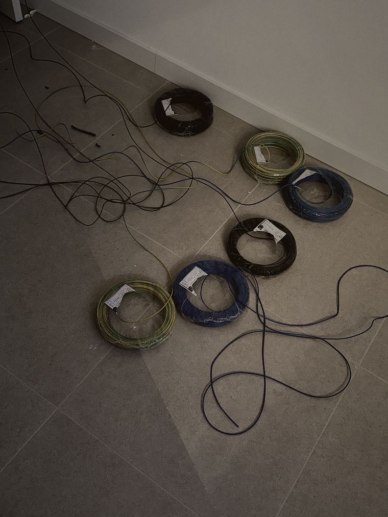 Rollos de cable durante la renovación de la instalación eléctrica