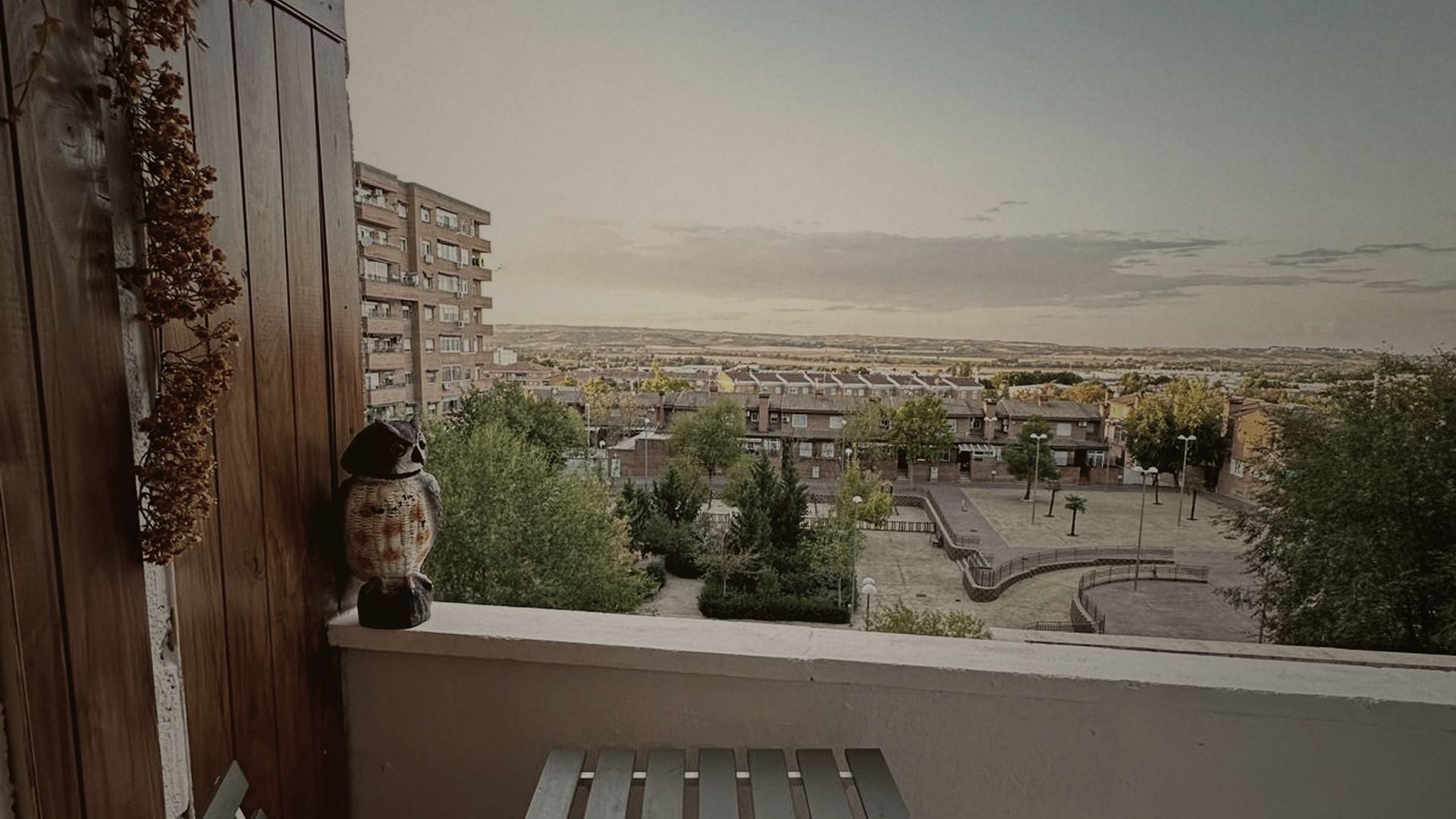 Terraza con vistas a la ciudad al atardecer